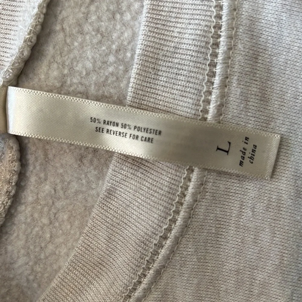 Cream Cropped Sweatshirt With Gold Silver and Bronze Heart from Live Lov… - Picture 5 of 5